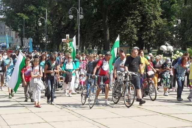 Pielgrzymka Diecezji Sosnowieckiej na Jasną Górę w pełnym słońcu! [ZDJĘCIA]