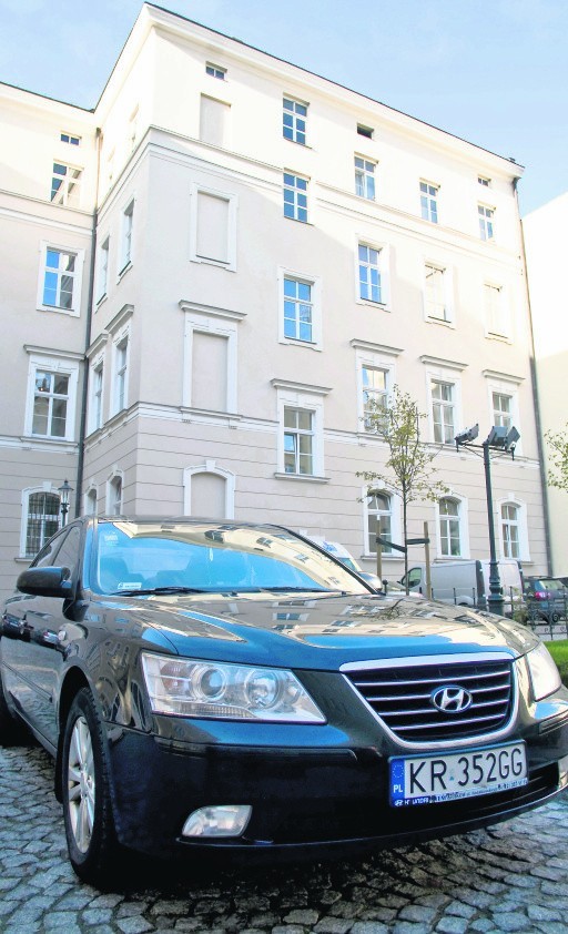 Hyundaiami sonata z 2008 roku jeżdżą członkowie zarządu