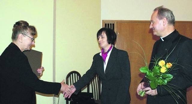 Red. Beata Kozian (w środku) przyjmuje wyróżnienie od Marii Drygały, prezes Hospicjum Dobrego Samarytanina.