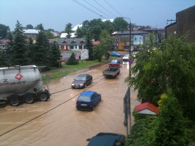 Wtorkowe opady podtopiły między innymi ulicę Żwirki i Wigury w Wolbromiu