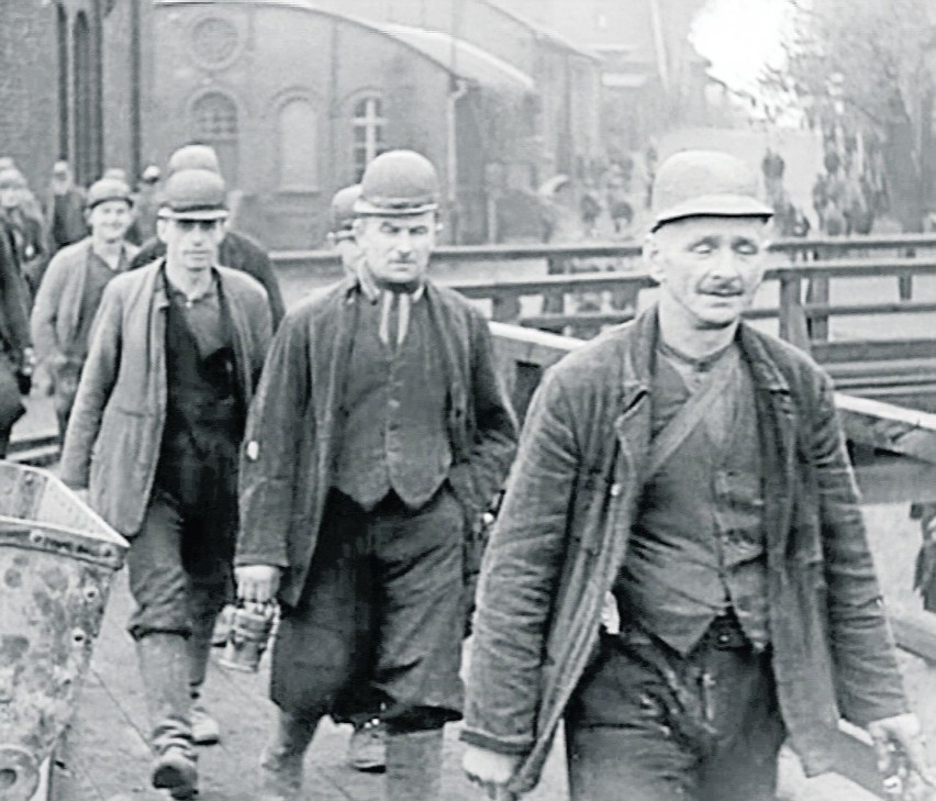 Robotnicy Zakładów Giesche spieszą do pracy