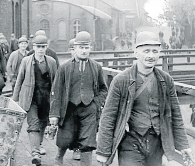 Robotnicy Zakładów Giesche spieszą do pracy