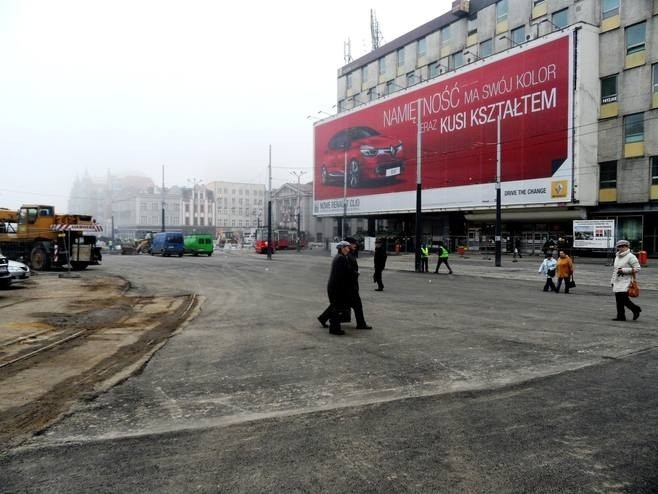 Katowice: Wylali asfalt na katowicki rynek. Tak zostanie do 2014 [ZDJĘCIA]