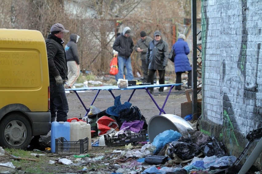 Po niedzielnym handlu targowisko na Świebodzkim wygląda jak po wojnie (ZDJĘCIA)