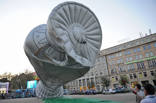 Balon UEFA na placu Wolności w Poznaniu
