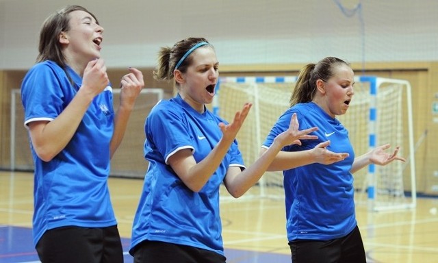 Tanie radości w wykonaniu poznańskich akademiczek, po wygranym finale z PWSZ Konin