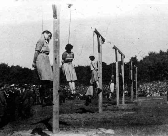 Egzekucja zbrodniarzy z obozu w Stutthofie. Biskupia Górka w Gdańsku, lipiec 1946 r.