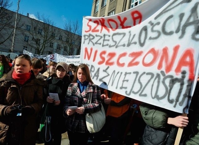 Przekazanie budynku kurii wzbudziło emocje uczniów LO