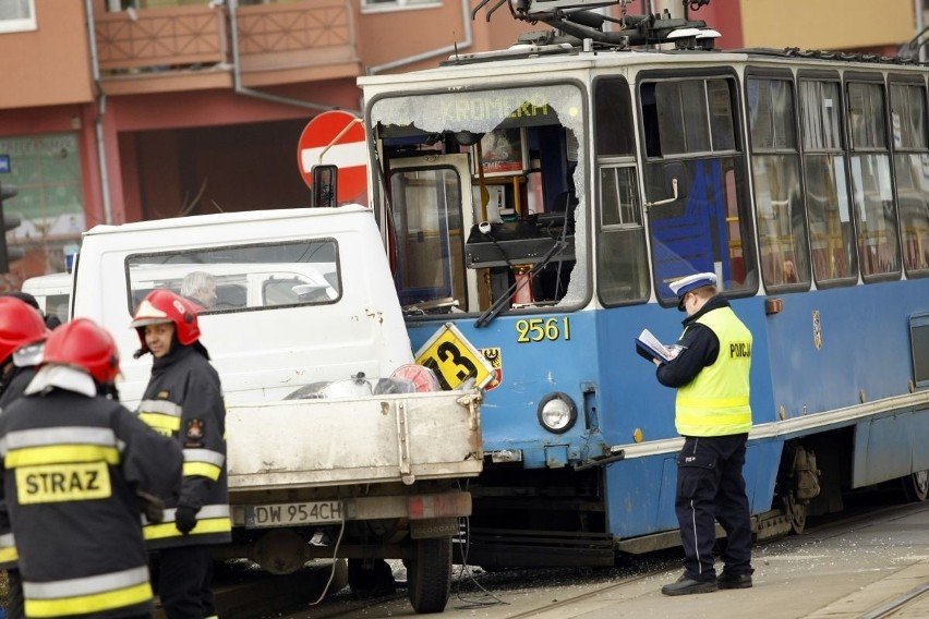 Wrocław: Kolizja tramwaju na Jedności Narodowej