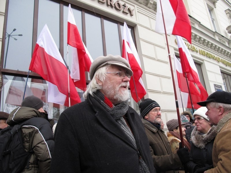 Poznań: Pikiety w sprawie słów Ewy Wójciak o papieżu. Jedni &quot;przeciw&quot;, drudzy &quot;za&quot; [ZDJĘCIA] 