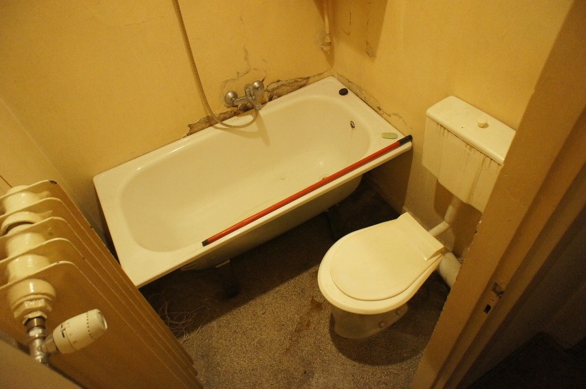 Łazienka połączona jest z wc.