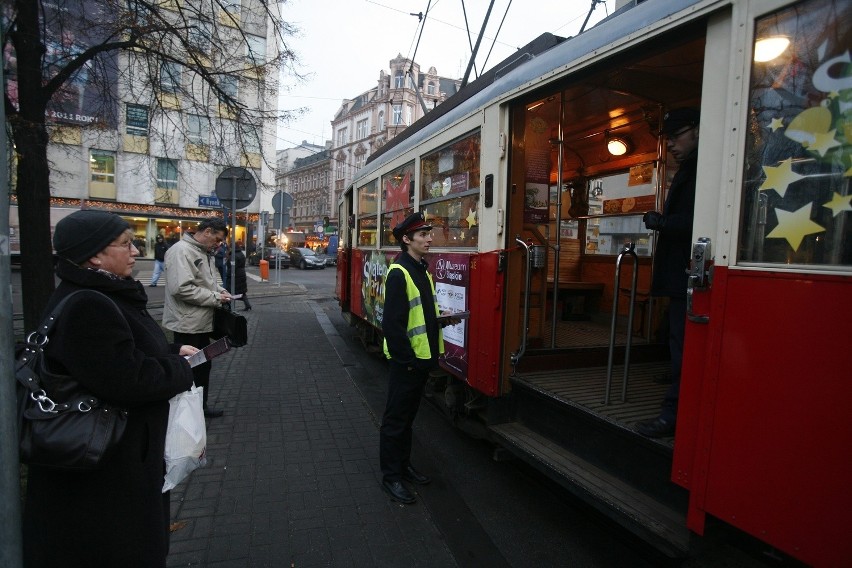 Świąteczny tramwaj z szopkami jeździ po Katowicach [ZDJĘCIA]