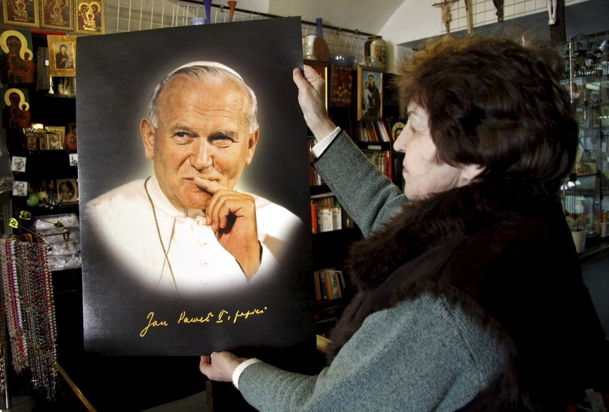 Plakat z papieżem w zależności od wielkości można kupić od 7...