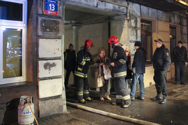 Pożar na Przędzalnianej 13. Strażacy ewakuowali 10 osób z kamienicy