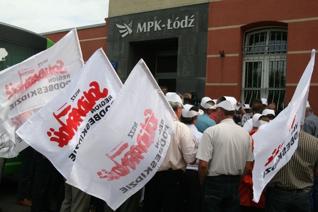 Protest pracowników PKS Żywiec pod siedzibą MPK