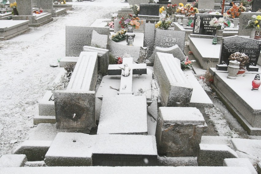 Katowice: Zdewastowano 40 nagrobków na cmentarzu przy ulicy Brynicy w Szopienicach [ZDJĘCIA]