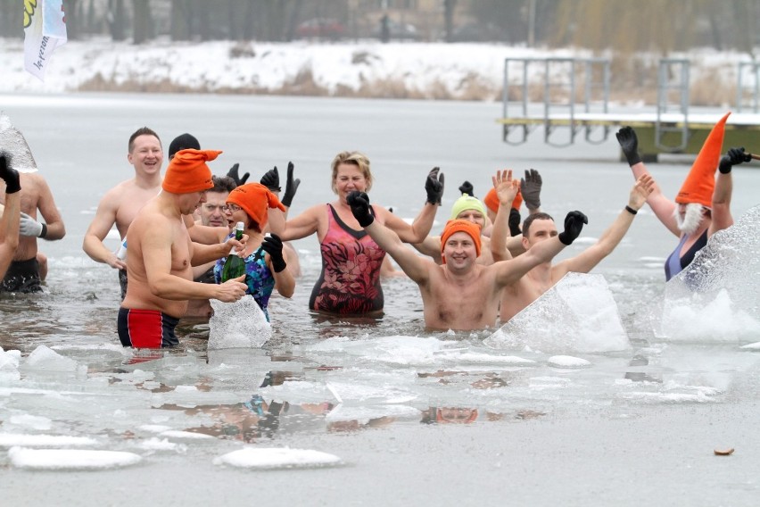 Wrocław: Na kąpielisku &quot;Morskie Oko&quot; kąpią się nawet zimą! [ZDJĘCIA]