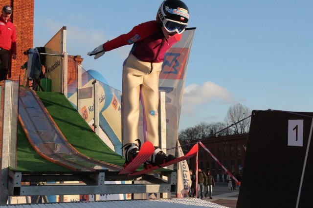 Mini-skocznia narciarska pojawiła się w sobotę na rynku Manufaktury.