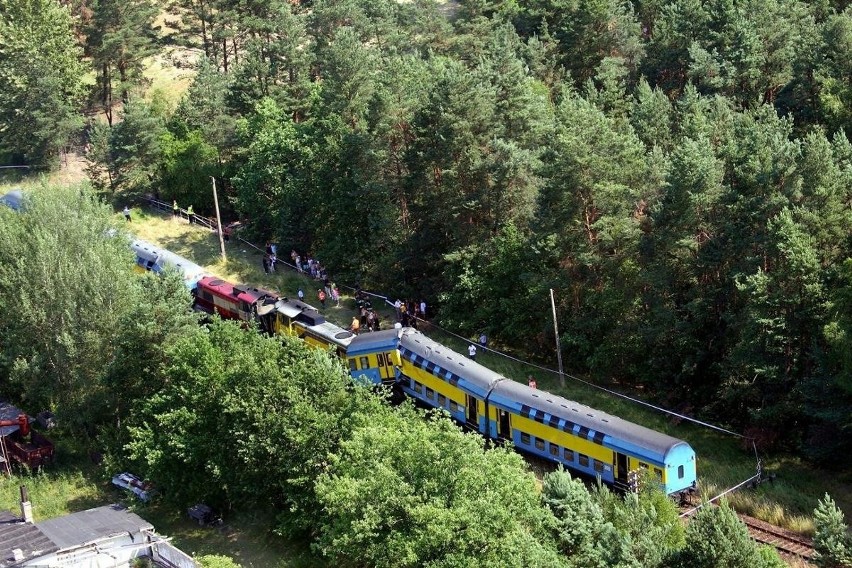Korzybie: Zderzyły się pociągi - 4 osoby w stanie ciężkim, 25 rannych (ZDJĘCIA)