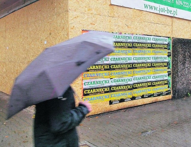 Do budynku nie można teraz wejść, bo okna są zabite płytami