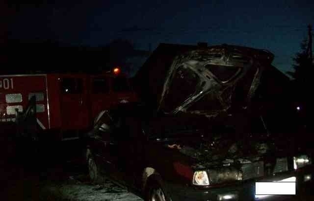 Ogień wybuchł w samochodzie marki audi