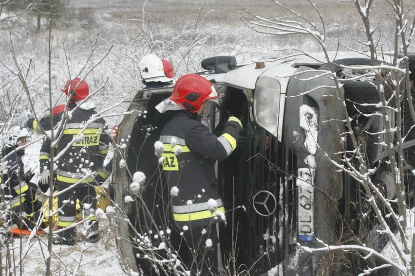 Bus koziołkował na drodze Lubin - Legnica. Osiem osób zostało rannych (FOTO)