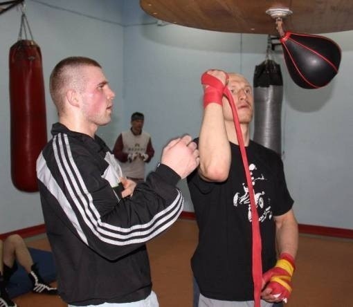 Łukasz Maciec (z lewej) podczas wspólnego treningu z Krzysztofem &quot;Diablo&quot; Włodarczykiem
