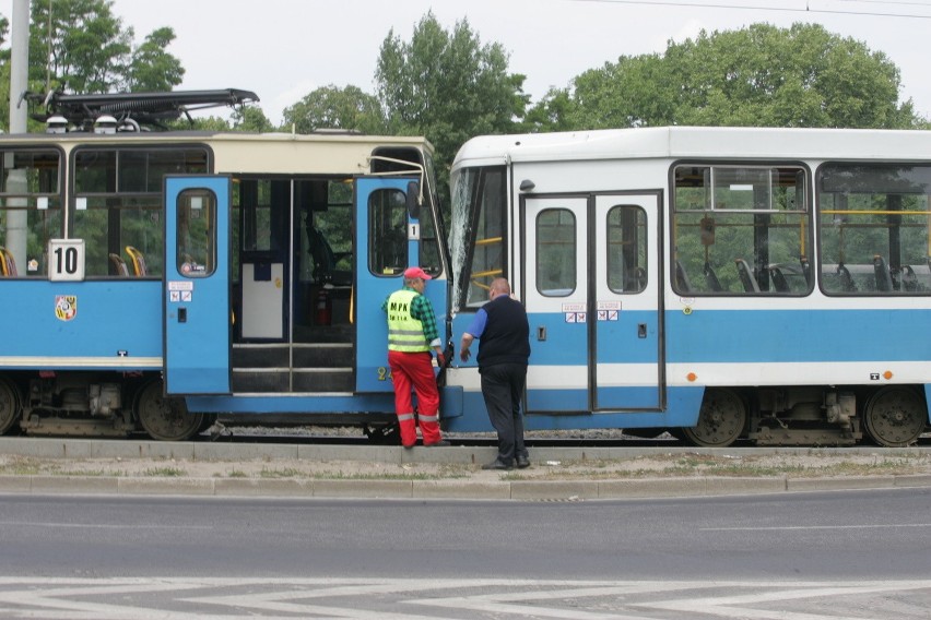 Zderzenie tramwajów na placu Społecznym (ZDJĘCIA)