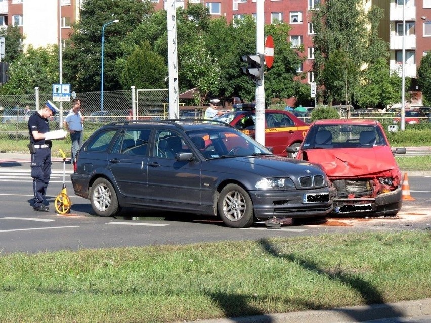 Wjechał na czerwonym, zderzył się z innym autem (ZDJĘCIA)