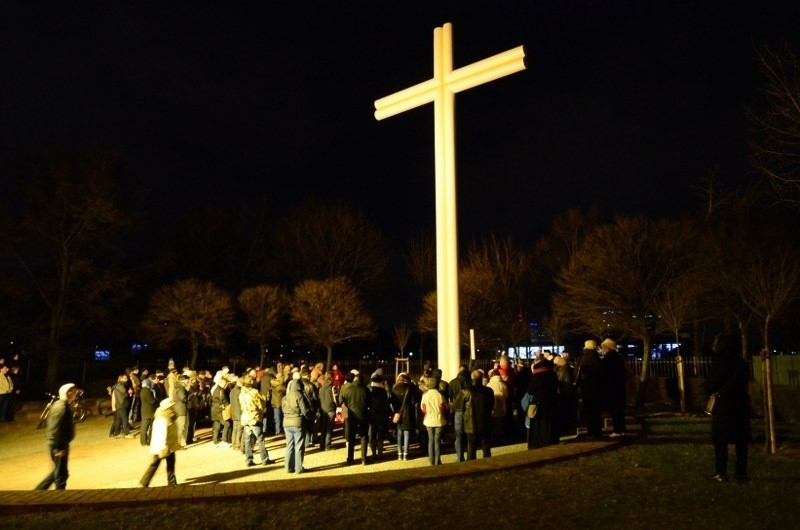 Wieczorem poznaniacy gromadzili się pod krzyżem papieskim na...