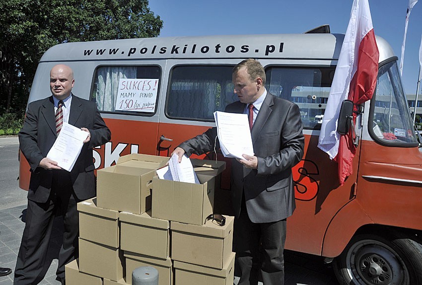Przeciwnicy sprzedaży Lotosu prezentują 150 tys. podpisów...
