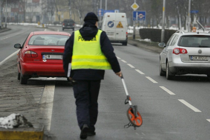 Wrocław: Samochód osobowy potrącił pieszą na pasach (ZDJĘCIA)