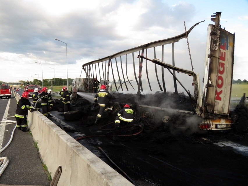 Pożar na autostradzie A4: Spłonął tir wypełniony oponami (ZDJĘCIA)