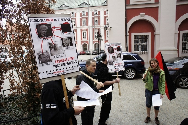 Pikieta przed sesją rady miasta przeciwko polityce...