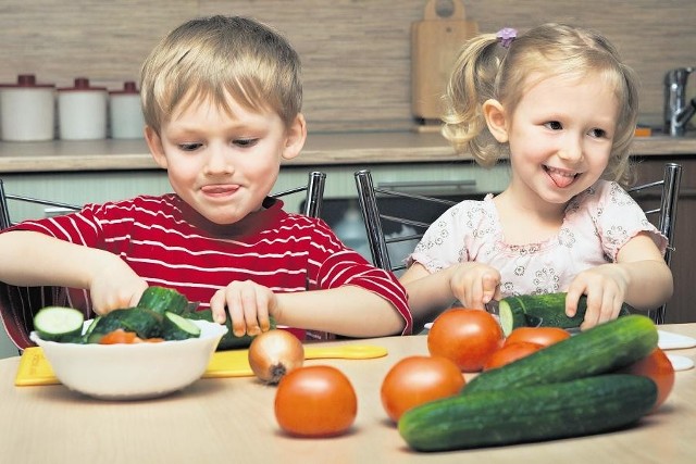 Dzieci chętnie jedzą warzywa i owoce. Przygotowując wspólnie z nimi posiłki, nauczymy ich zdrowych nawyków  żywieniowych i łączenia składników