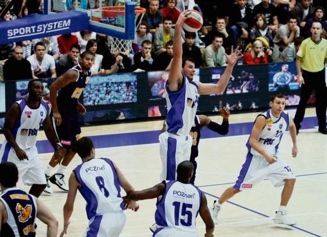 Vladimir Tica (z piłką) po efektownej  zbiórce rozpoczyna kolejną akcję PBG Basket Poznań