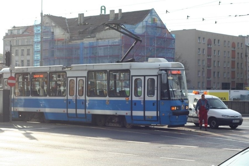 Wrocław: Zderzenie dwóch tramwajów. Torowisko przy Dominikańskim zablokowane (ZDJĘCIA)