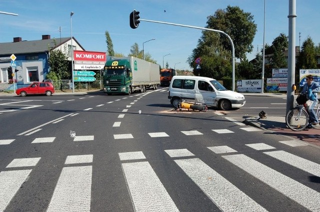 61-letni motorowerzysta został ranny po zderzeniu z samochodem dostawczym.