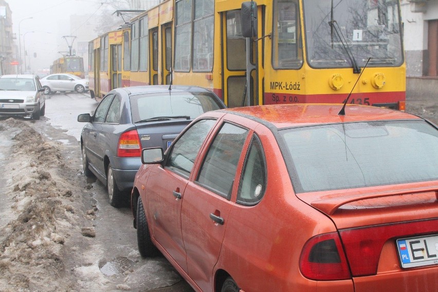 Łódź: samochody zablokowały tramwaje na Kopernika [ZDJĘCIA]