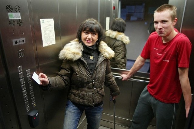 Marta Mazur (8 piętro) z sąsiadem Tomkiem (9 piętro) - szczęśliwi posiadacze plastiku