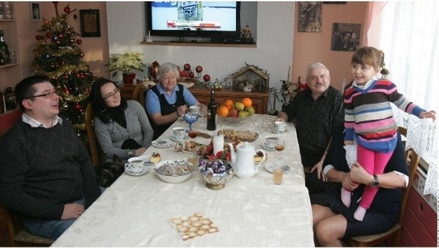 Zabrze, sobota  godzina 17.  Rodzinne spotkanie u Marków   - od lewej Rafał z żoną Marzeną, prababcia Irena, dziadek Witold, babcia Halina i na kolanach trzyma wnuczkę Oliwię