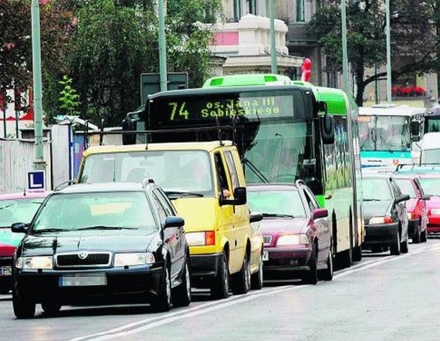 Korków nie zlikwidujemy, budując drogi. To bilety komunikacji miejskiej muszą być tańsze