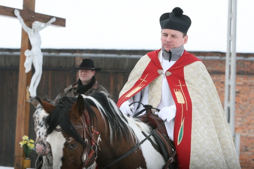 Arcybiskup Wiktor Skworc na procesji konnej w Pietrowicach Wielkich [ZDJĘCIA]