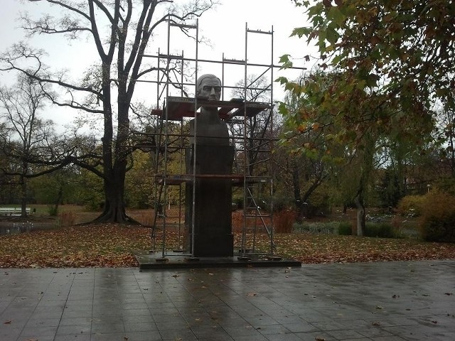 Rusztowaniami został zakryty pomnik T. W. Wilsona.
