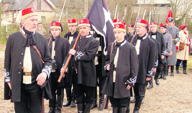 Grupa rekonstrukcyjna żuawów śmierci  na polu bitwy pod Mełchowem, w gminie Lelów