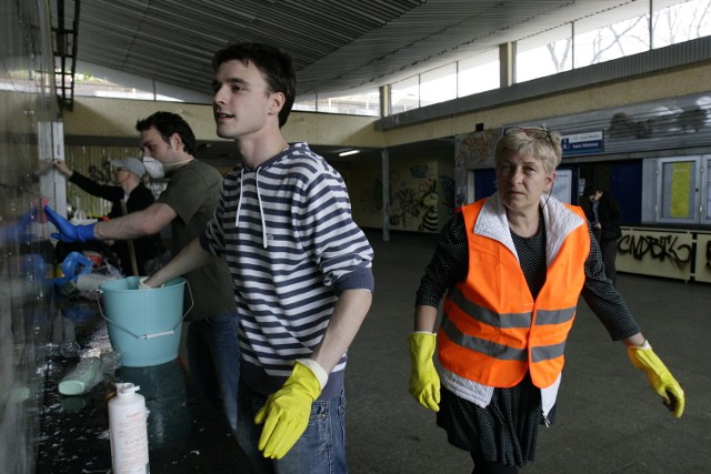 Studenci umyli już dworzec w Ligocie