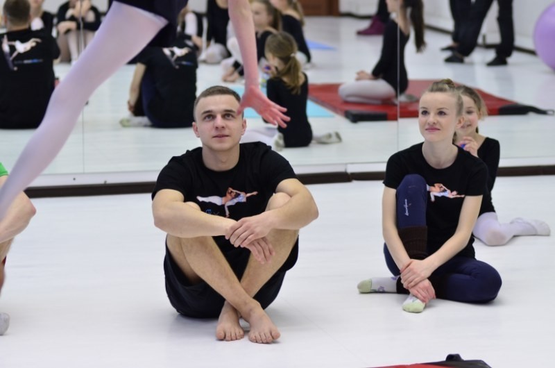Delfina i Bartek prowadzili w Poznaniu warsztaty akrobacji i...