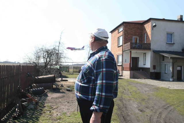 Edward Muca z Ożarowic mieszka tuż obok lotniska. Samoloty przelatują nad jego domem wiele razy dziennie