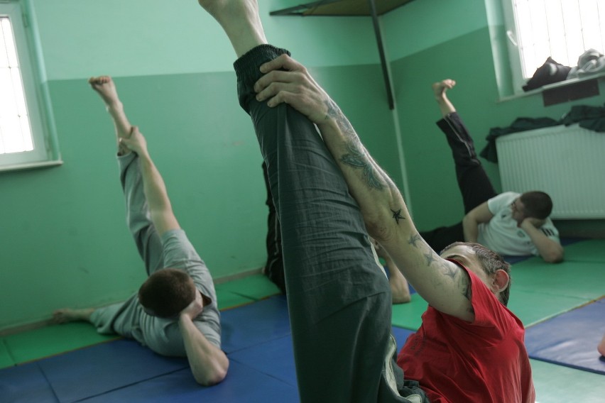 Więżniowie z Zakładu Karnego w Wojkowicach ćwiczą jogę! [ZOBACZ]