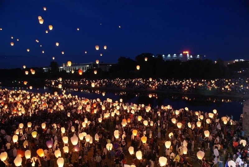 Noc Kupały: Tysiące lampionów nad Wartą. Zobacz jak było rok temu! [ZDJĘCIA]